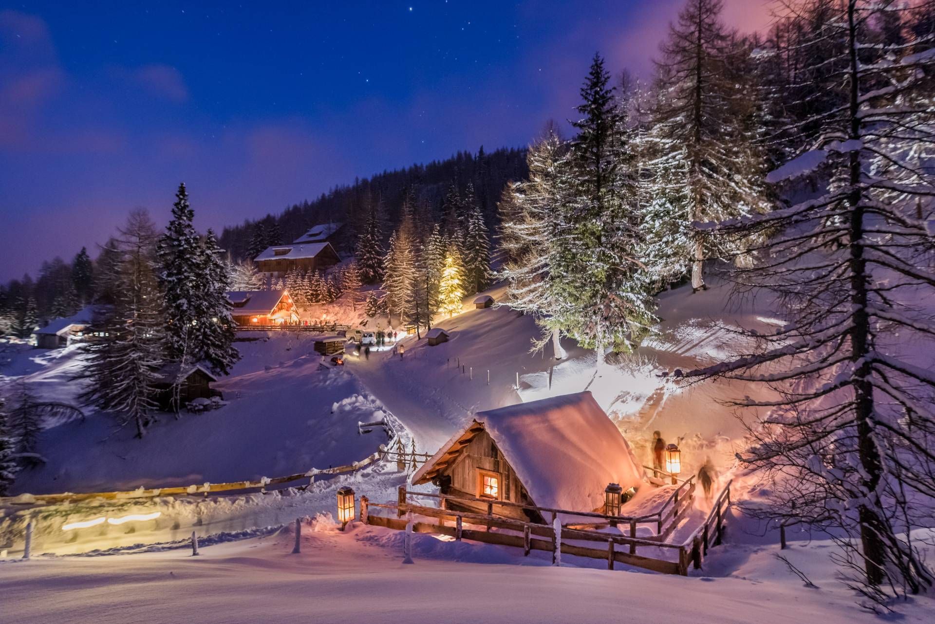 Schneebedeckte Landschaft in der Nacht am Katschberger Adventweg
