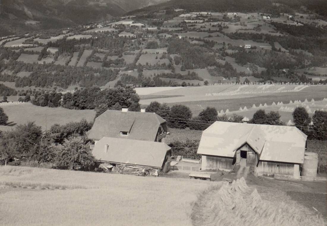 Schwarz-weiss Bild vom Mailänderhof in der Landschaft