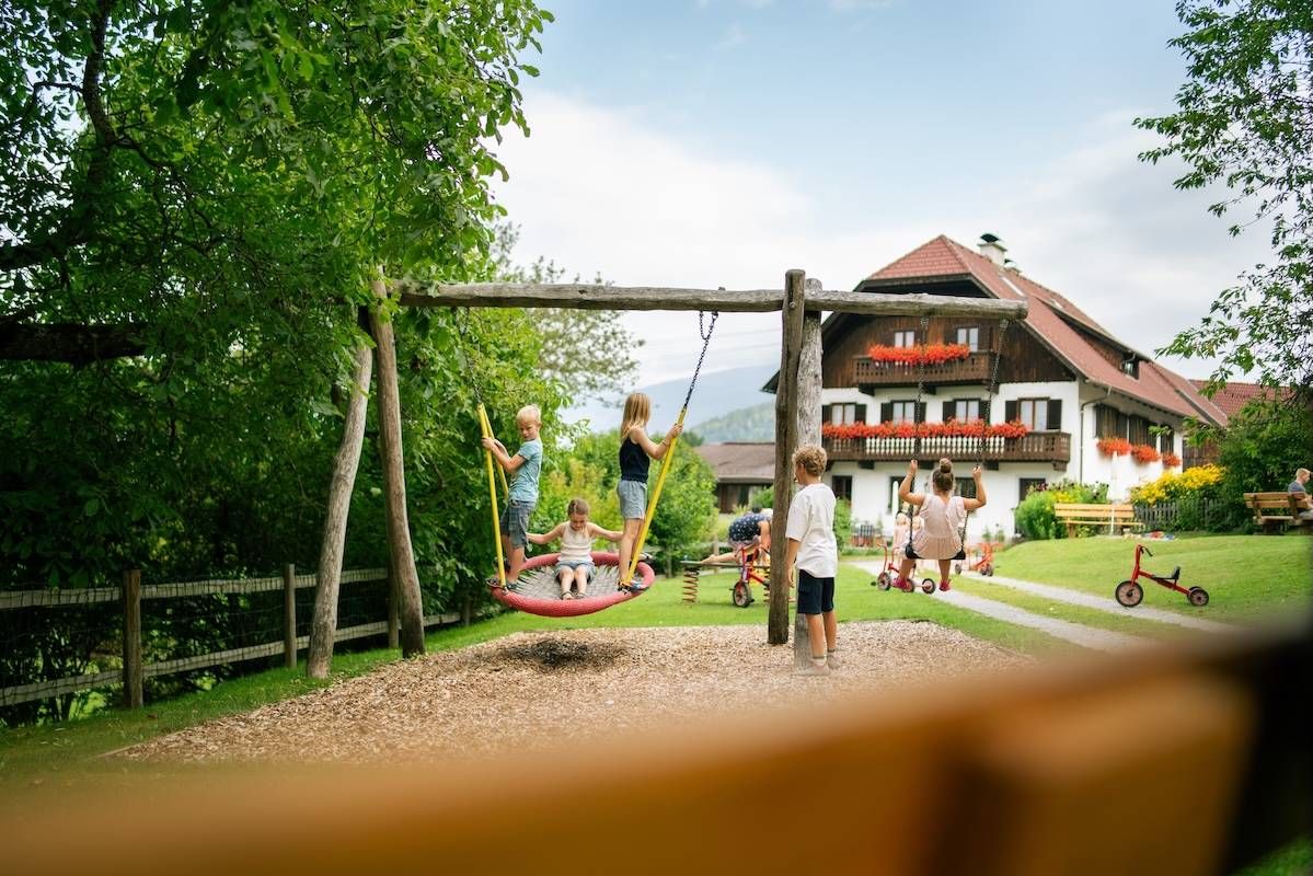 Kinder spielen am Spielplatz