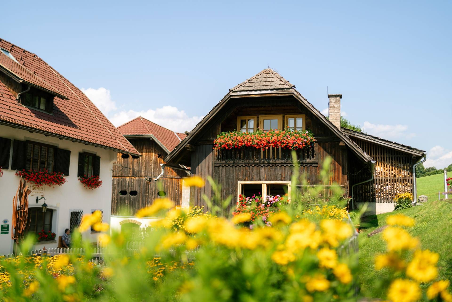 Mailänderhof mit Blumen unscharf im Vordergrund